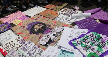 Mujeres de la colectiva "Las compas" marcharon de manera pacífica el pasado 8 de mayo de 2022 desde el monumento de la Madre hacia el Zócalo de la Ciudad de México.