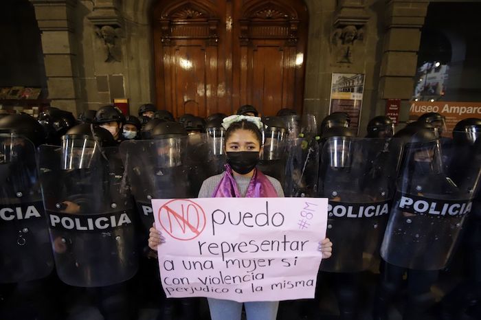 Cientos de mujeres marcharon el pasado 8 de marzo desde la Fiscalía General del Estado hasta el centro de la capital poblana para protestar por los feminicidios en el Día Internacional de la Mujer.