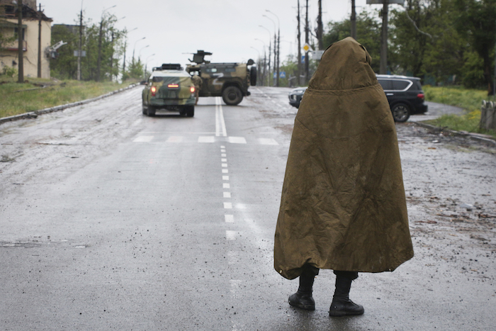 Un Miembro De Una Milicia De La República Popular De Donetsk Hace Guardia Cerca De La Sitiada Planta Siderúrgica En La Ciudad De Mariúpol En Territorios Controlados Por La República Popular De Donetsk En El Este De Ucrania El De Mayo De