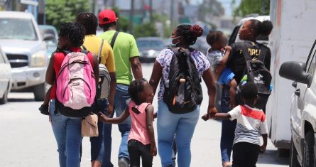 Imagen de archivo de un grupo de migrantes caminando en una calle de Matamoros, en el estado de Tamaulipas (México).