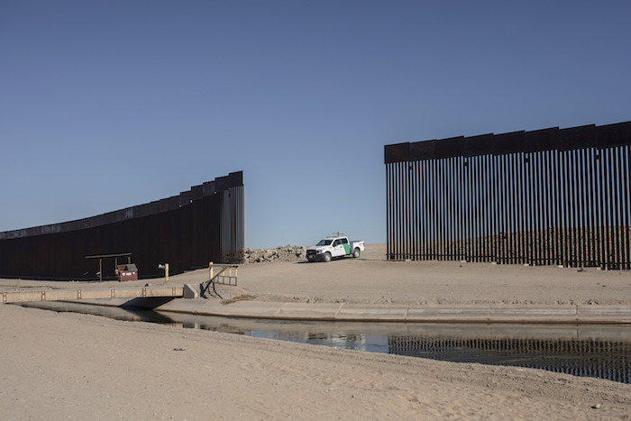 Un Vehículo De La Oficina De Aduanas Y Protección Fronteriza De Estados Unidos Espera a Un Grupo De Migrantes Nicaragüenses Mientras Caminan Desde Algodones México Hacia La Frontera Sur Estadounidense Para Entregarse a Las Autoridades Y Solicitar Asilo El De Diciembre De