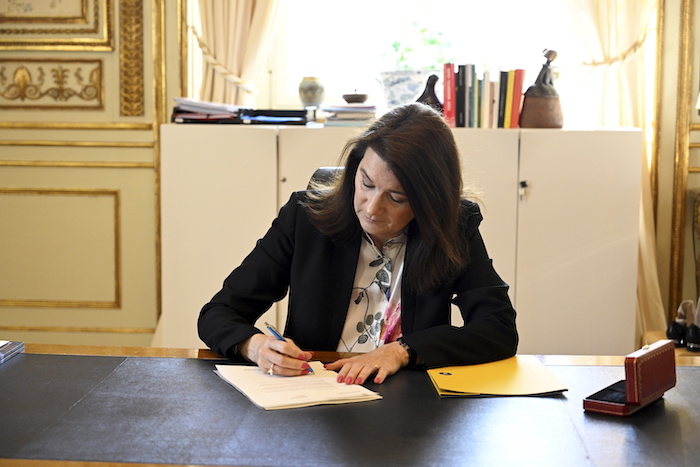 La Ministra De Asuntos Exteriores Sueca Ann Linde Durante La Firma De La Solicitud Formal De Entrada De Este País Nórdico En La Otan Anunciada Ayer Por El Gobierno Socialdemócrata Tras Una Reunión Extraordinaria