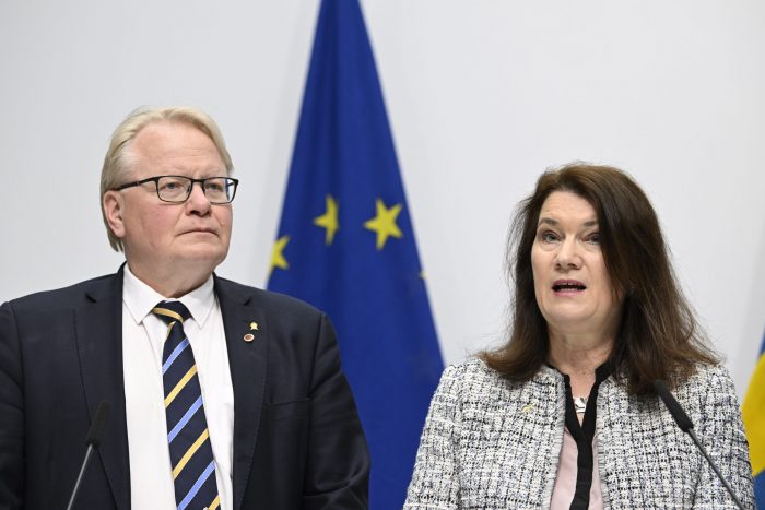 El Ministro de Defensa sueco, Peter Hultqvist (i) y la Ministra sueca de Exteriores, Ann Linde, en una rueda de prensa en Estocolmo este viernes.