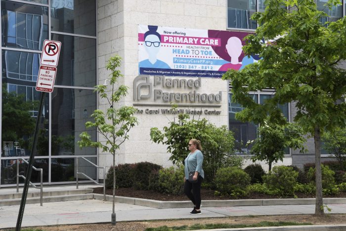 Una Mujer Camina Ayer Frente La Entrada Del Centro Carol Whitehill Moses De La Organización Planned Parenthood En Washington eu