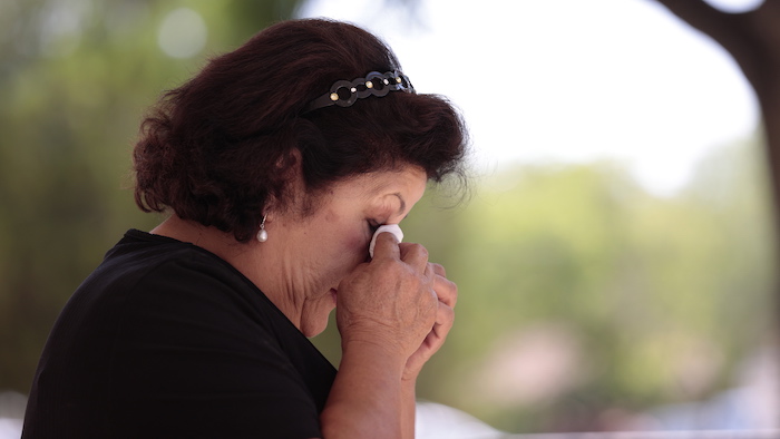 Las personas reaccionan cuando salen de la Iglesia Católica del Sagrado Corazón mientras la policía y los investigadores continúan trabajando en la escena de un tiroteo masivo en la Escuela Primaria Robb que mató a 19 niños y dos adultos, según el Gobernador de Texas Greg Abbott en Uvalde, Texas, EU, el 25 de mayo. 2022.