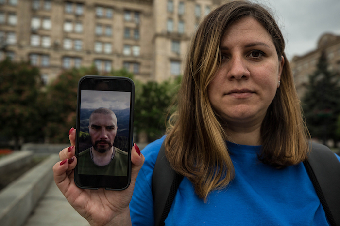 Foto Del De Mayo Que Muestra a Emiliya Con La Foto De Su Marido Quien Murió El Pasado Abril Cerca De Lugansk En Un Ataque Ruso Emiliya Buscó Apoyo En El Grupo De Madres De Soldados Para Recuperar Su Cuerpo Este Grupo De Mujeres Apoya a Quienes Tienen a Hijos O Esposos En La Guerra O Fallecidos En Acción