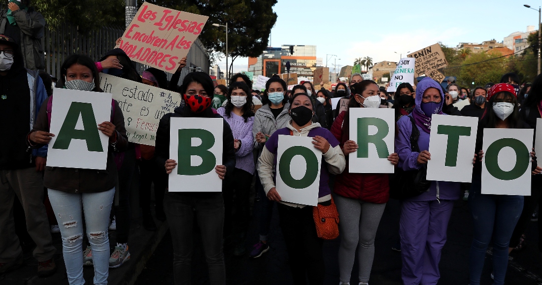 Fotografía de archivo fechada el 28 de septiembre de 2020 que muestra a cientos de mujeres mientras marchan con motivo del Día de Acción Global por el acceso al Aborto Legal y Seguro, en Quito (Ecuador).