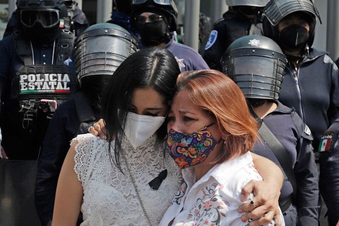 Mujeres protestan afuera de la Fiscalía General del Estado para exigir justicia por el homicidio de la activista Cecilia Monzón.