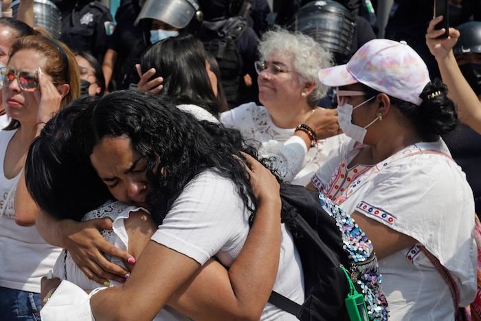 Mujeres se abrazan durante protesta en la Fiscalía de Puebla por el asesinato de la activista Cecilia Monzón.