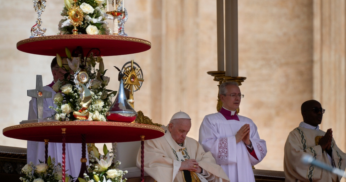 El Papa Francisco se sienta junto a reliquias de diez nuevos santos en el altar de la Plaza de San Pedro del Vaticano, el domingo 15 de mayo de 2022, donde se celebró la misa de canonización.