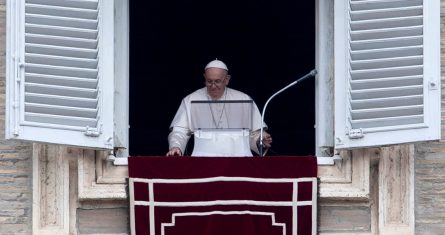 El Papa Francisco pidió hoy rezar para acabar con la "locura de la guerra" y "los sufrimientos de los ucranianos".