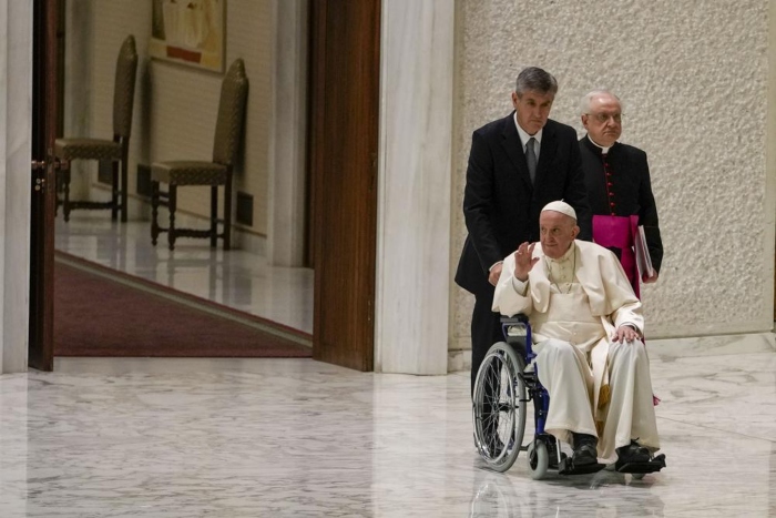 El Papa Francisco Llega En Silla De Ruedas a Una Audiencia Con Monjas Y Religiosos En El Salón Pablo Vi En El Vaticano El De Mayo De