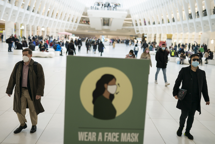 Los pasajeros del transporte público llevan mascarillas al desplazarse por el distrito financiero del Bajo Manhattan, el martes 19 de abril de 2022, en Nueva York.