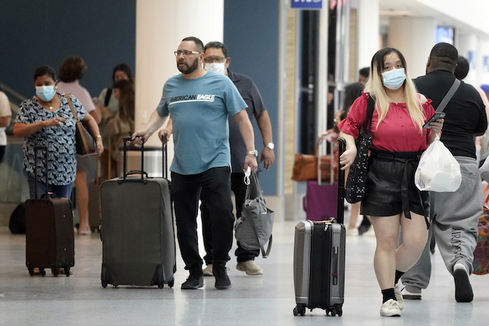 Pasajeros en el Aeropuerto Internacional de Los Ángeles, el lunes 25 de abril de 2022 en Los Ángeles.