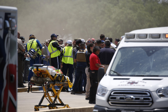 El personal de emergencia se reúne cerca de la Escuela Primaria Robb después de un tiroteo, el martes 24 de mayo de 2022, en Uvalde, Texas.