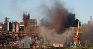 Humo Se Levanta De La Planta Siderúrgica De Azovstal Durante Un Ataque De La Artillería Rusa En Mariúpol En El Este De Ucrania El Sábado De Mayo De