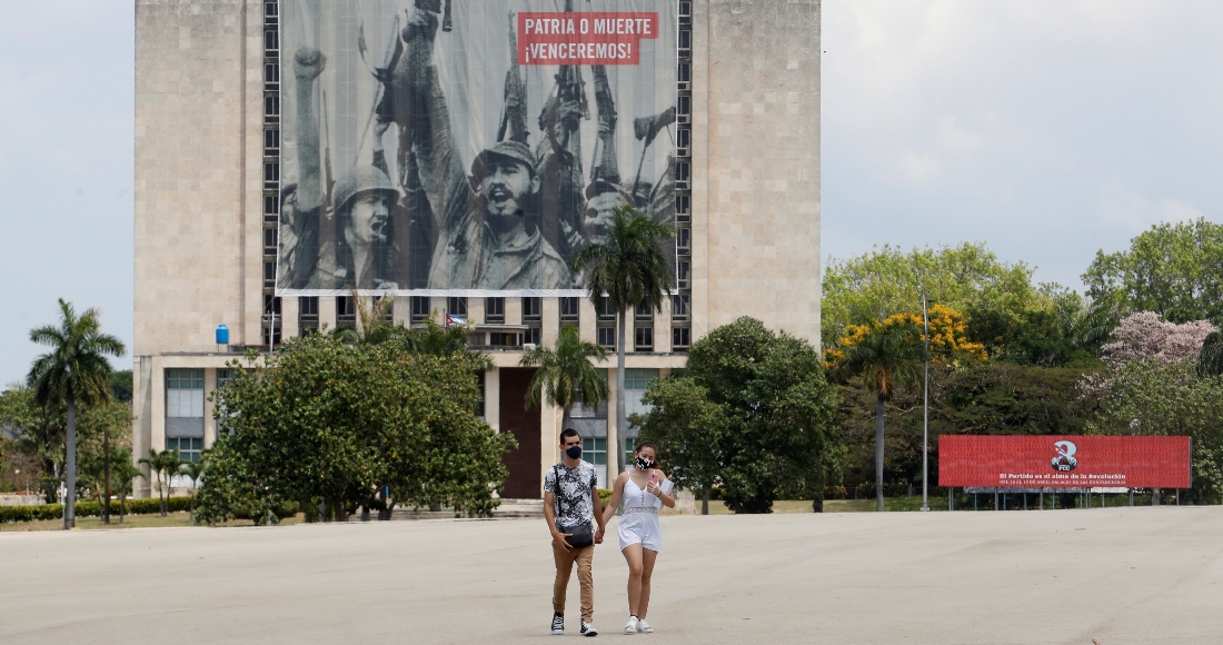 Imagen De Archivo De Una Pareja Camina Por La Plaza De La Revolución Sede De La Tradicional Marcha De Los Trabajadores En La Habana cuba