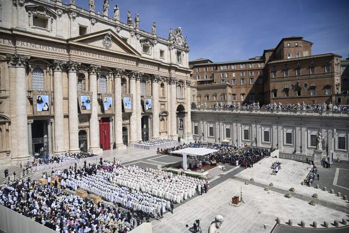 Vista De La Plaza De San Pedro Durante La Ceremonia De Canonización