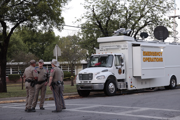 Policías e investigadores continúan trabajando en la escena de un tiroteo masivo en la Escuela Primaria Robb que mató a 19 niños y dos adultos, según el Gobernador de Texas Greg Abbott en Uvalde, Texas, EU.