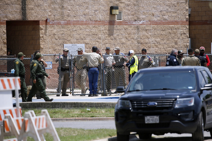 Policías y personal de emergencias se reúnen afuera de la Escuela Primaria Robb tras un tiroteo el martes 24 de mayo de 2022 en Uvalde, Texas.