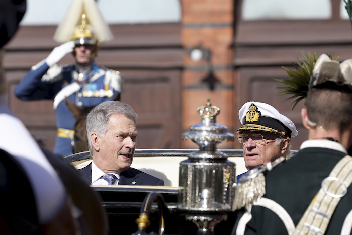 El Presidente De Finlandia Sauli Niinistö Izquierda Junto Con El Rey Carlos Gustavo De Suecia Van En Carruaje Por El Centro De Estocolmo De Mayo De