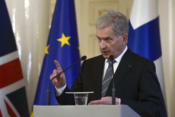 El Presidente De Finlandia Sauli Niinisto Durante Una Conferencia De Prensa Con El Primer Ministro De Gran Bretaña Boris Johnson no Fotografiado En El Palacio Presidencial En Helsinki Finlandia El De Mayo De