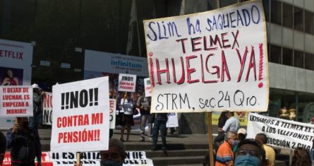 Jubilados de Telmex se manifestaron en las oficinas de Parque Vía 190 para denunciar que la empresa, propiedad de Carlos Slim, pretende desaparecer la cláusula de jubilación para los trabajadores de nuevo ingreso.