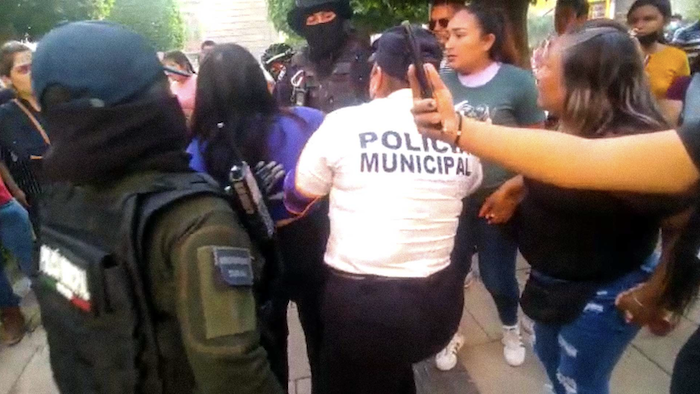 Detención De Mujeres En Protesta Realizada En Irapuato