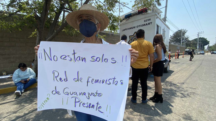 "¡No están solas!", se leía en una de las pancartas.