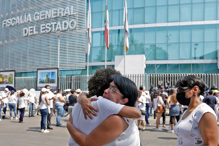 Grupos feministas se reunieron afuera de la Fiscalía General del Estado para exigir justicia por el homicidio de la activista Cecilia Monzón, asesinada el 21 de mayo por impactos de arma de fuego mientras conducía en el Periférico Ecológico.