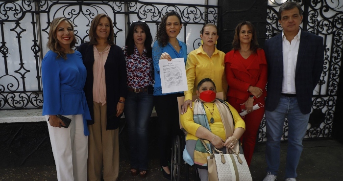 Los diputados de Va por México Laura Contreras, Margarita Zavala del Campo, Teresa Castell, Mariana Gómez del Campo, Gabriela Sodi, Sofia Carvajal Isunza, Norma Aceves, y Xavier Zirio acudieron a la Oficina en México del Alto Comisionado de la Naciones Unidas en México para interponer una queja contra el Jefe del Ejecutivo por su discurso de odio.