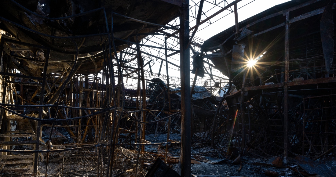 Rayos de sol atraviesan estructuras calcinadas en una zona bombardeada del mercado de Barabashovo, en Járkiv, en el este de Ucrania, el lunes 23 de mayo de 2022.