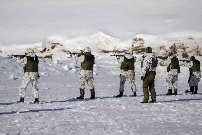 Reservistas De La Brigada Karelia Disparan Durante Los Ejercicios De Defensa Local De Etel'-Karjala 22 (Karelia del Sur 22) , el 9 de marzo de 2022, en Taipalsaari, en el sureste de Finlandia.