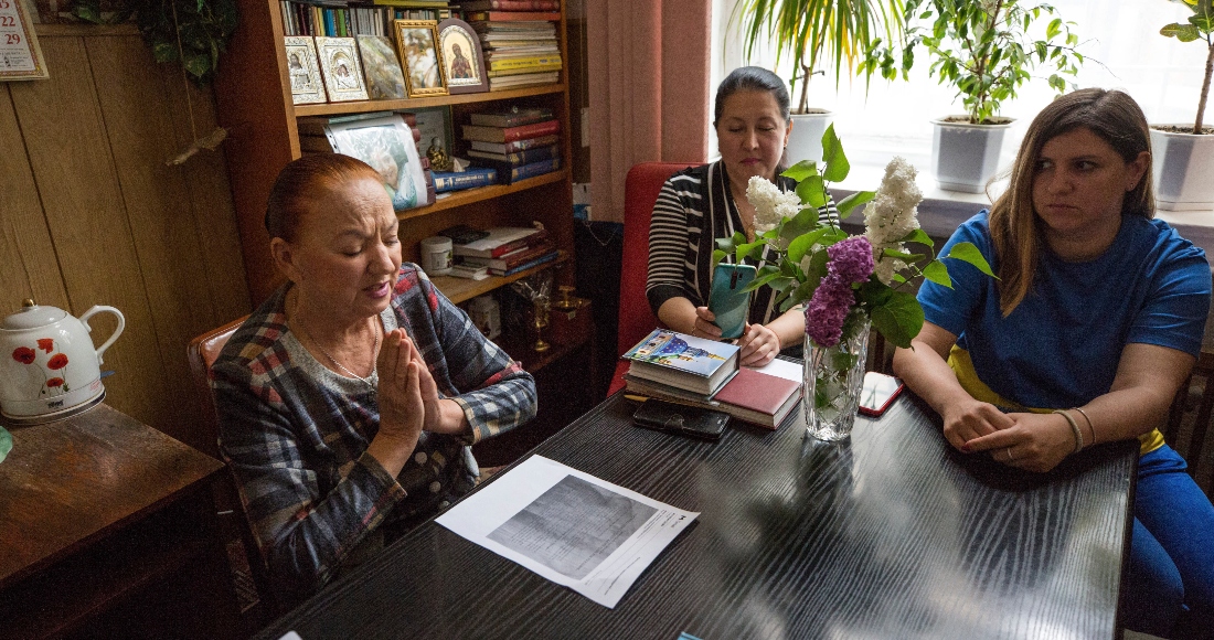 Foto del 21 de mayo 2022 que muestra la reunión de la responsable de las Madres de Soldados, Valentyna Vasylivna (i) en la sede de Kiev, con dos mujeres que han perdido familiares en las guerras de Ucrania, este grupo de mujeres apoya a quienes tienen a hijos o esposos en la guerra o fallecidos en acción.