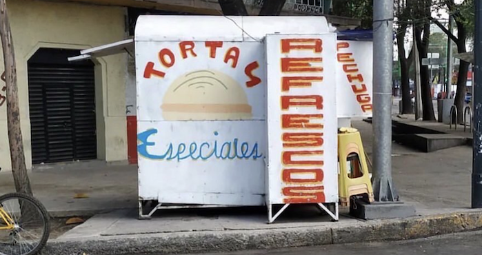 Rótulo en un puesto de tortas ubicado en la Alcaldía Cuauhtémoc.