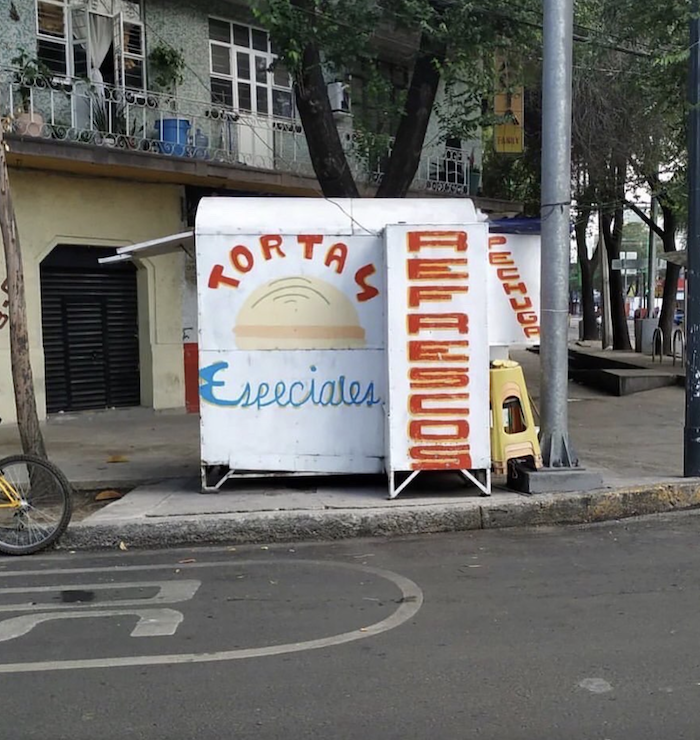 Rótulo En Un Puesto De Tortas Ubicado En La Alcaldía Cuauhtémoc