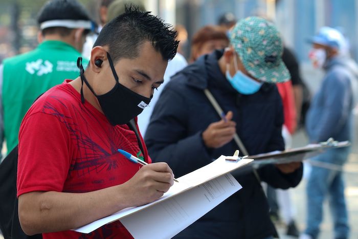 Decenas De Personas Asistieron a La Secretaría De Trabajo Y Fomento Al Empleo Para Recibir Información Sobre El Programa apoyo Para Personas Residentes De La Ciudad De México Que Perdieron Su Empleo Formal Durante La Emergencia Derivada Del Sars cov covid