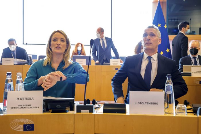 El Secretario General De La Otan Jens Stoltenberg derecha Y La Presidenta Del Parlamento Europeo Roberta Metsola Antes Del Inicio De Una Reunión De Presidentes De Partidos Europeos En El Parlamento Europeo En Bruselas El De Abril De