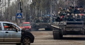 Unos Tanques Rusos Circulan Por Una Calle En Una Zona Controlada Por Las Fuerzas Separatistas Respaldadas Por Rusia En Mariúpol Ucrania El Sábado De Abril De