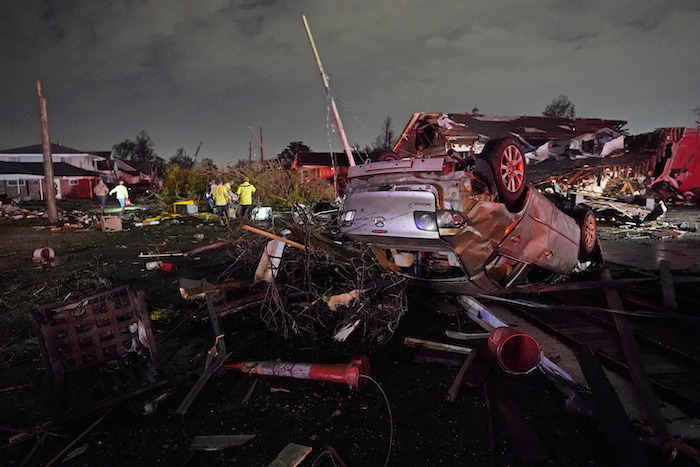 Un auto quedó volteado después de que un tornado atravesara el lugar en Arabi, Luisiana, el martes 22 de marzo de 2022, en una parte de la ciudad que resultó muy dañada por el huracán Katrina hace 17 años.