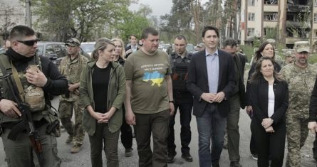 Justin Trudeau acompañado del Alcalde Oleksandr Markushin (c).