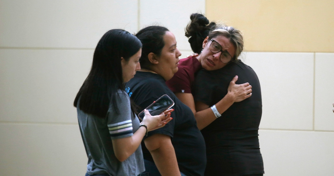 Un grupo de personas reacciona tras el tiroteo en una escuela en Uvalde, Texas el 24 de mayo del 2022.