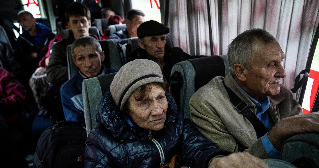 Gente sentada en un autobús durante una evacuación en Lyman, en la región de Donestk, en el este de Ucrania, el sábado 30 de abril de 2022.