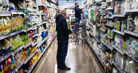 Venta de alimentos y artículos de limpieza en una tienda de comestibles Whole Foods en Washington, DC. En una imagen de archivo.