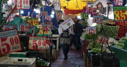 Venta de frutas y verduras en un mercado de la Ciudad de México.