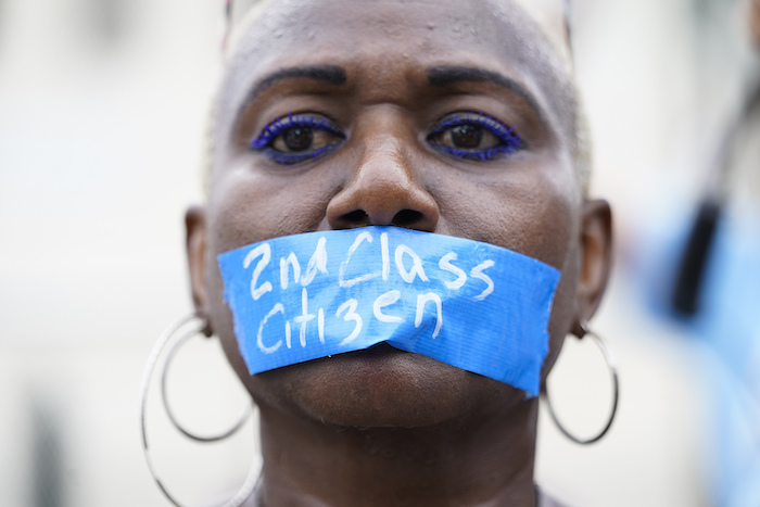 Una Activista En Favor Del Derecho Al Aborto Lleva Cinta Adhesiva Sobre La Boca Con La Leyenda ciudadana De Segunda Clase Durante Una Protesta Frente a La Corte Suprema El Viernes De Junio De En Washington