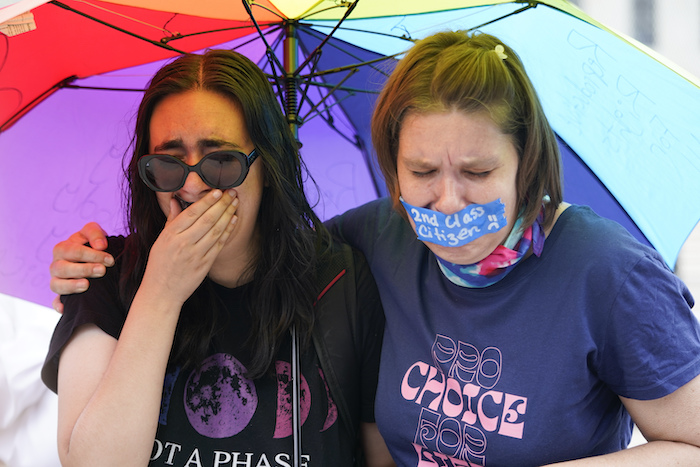 Activistas por el derecho al aborto reaccionan tras anunciarse el fallo de la Corte Suprema de Estados Unidos que anuló Roe vs. Wade, el viernes, 24 de junio del 2022, en Washington.