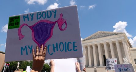 Activistas por el derecho al aborto protestan delante de la Corte Suprema en Washington el 25 de junio del 2022.