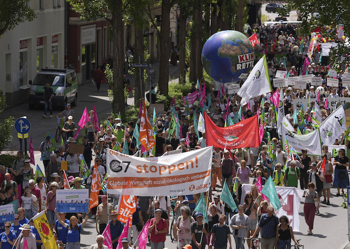 Activistas Climáticos Y Otras Personas Sostienen Carteles Y Pancartas En Una Manifestación Antes De Una Cumbre Del G En Múnich Alemania El De Junio De