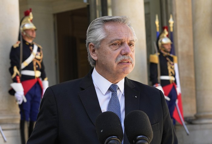 El Presidente Argentino Alberto Fernández Habla Con Los Medios De Comunicación Cuando Se Reúne Con El Presidente Francés Emmanuel Macron En El Palacio Del Elíseo De París El Viernes De Mayo De